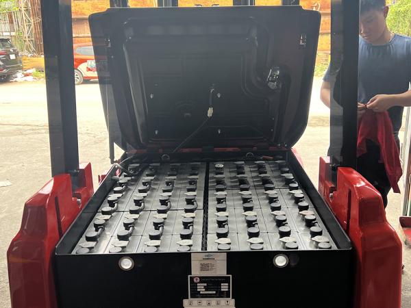 Bình ắc quy xe nâng điện: Cách chọn và bảo dưỡng